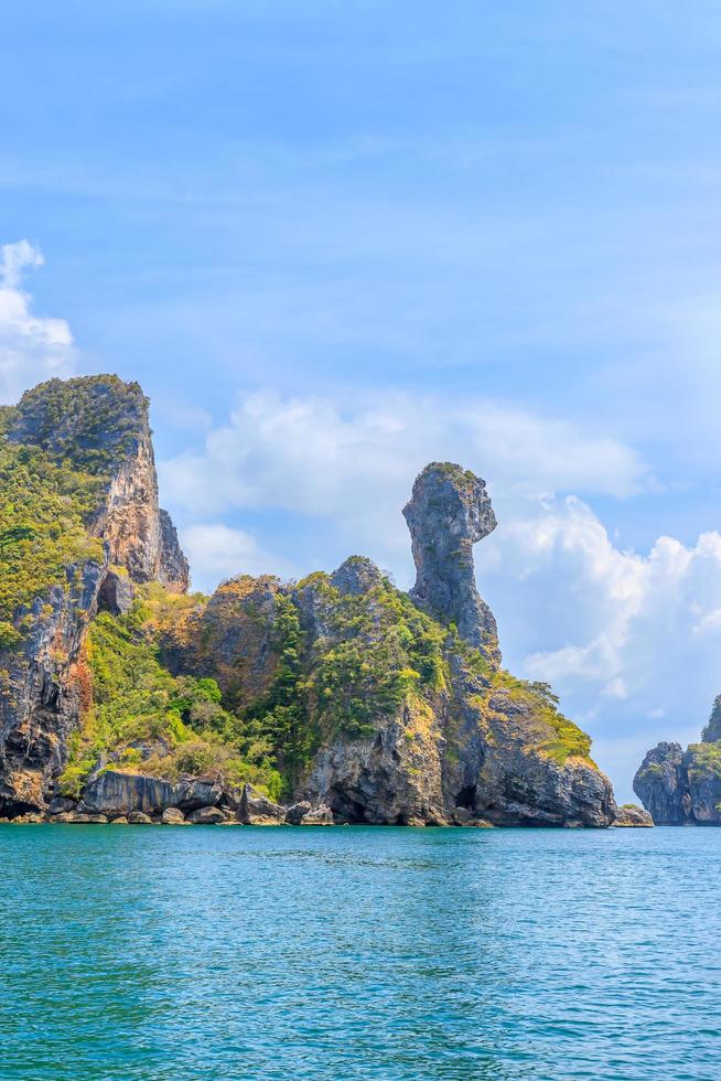 belo penhasco de montanha de rocha de forma incrível na ilha de frango, baía de ao phra nang, krabi, tailândia foto