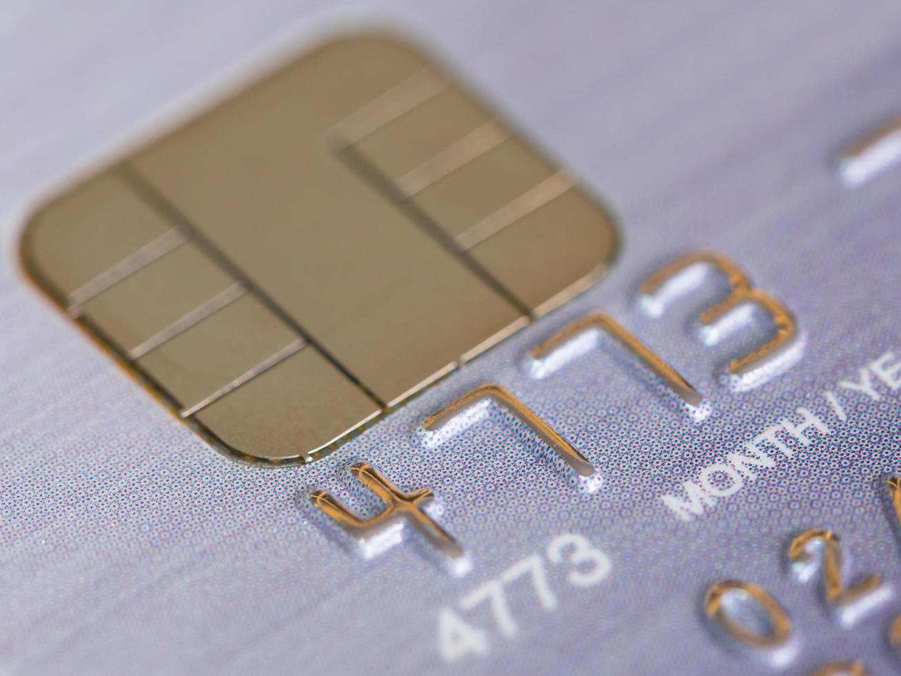 cartão de crédito platina com foco seletivo micro chip foto