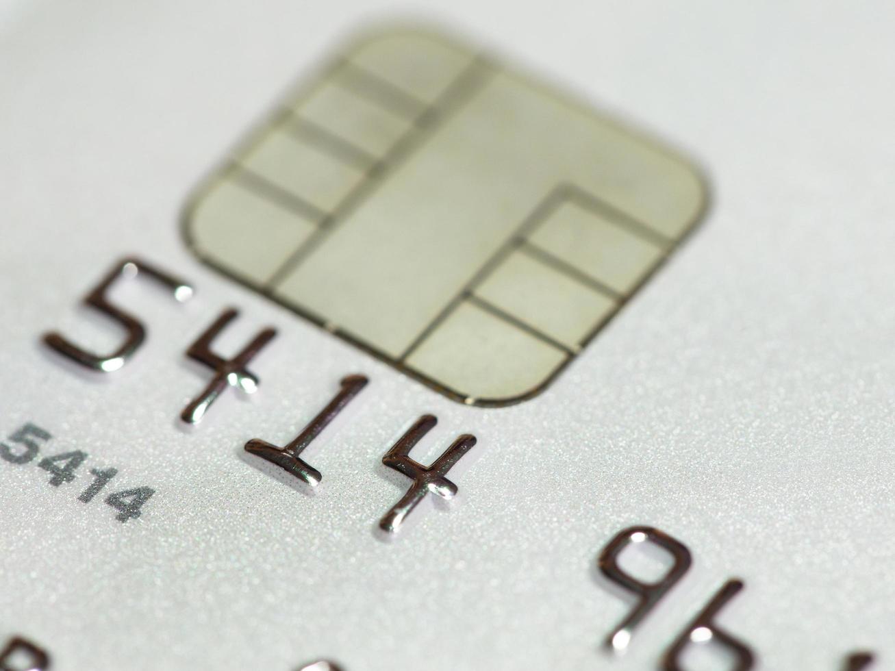 cartão de crédito branco com foco seletivo de micro chip foto