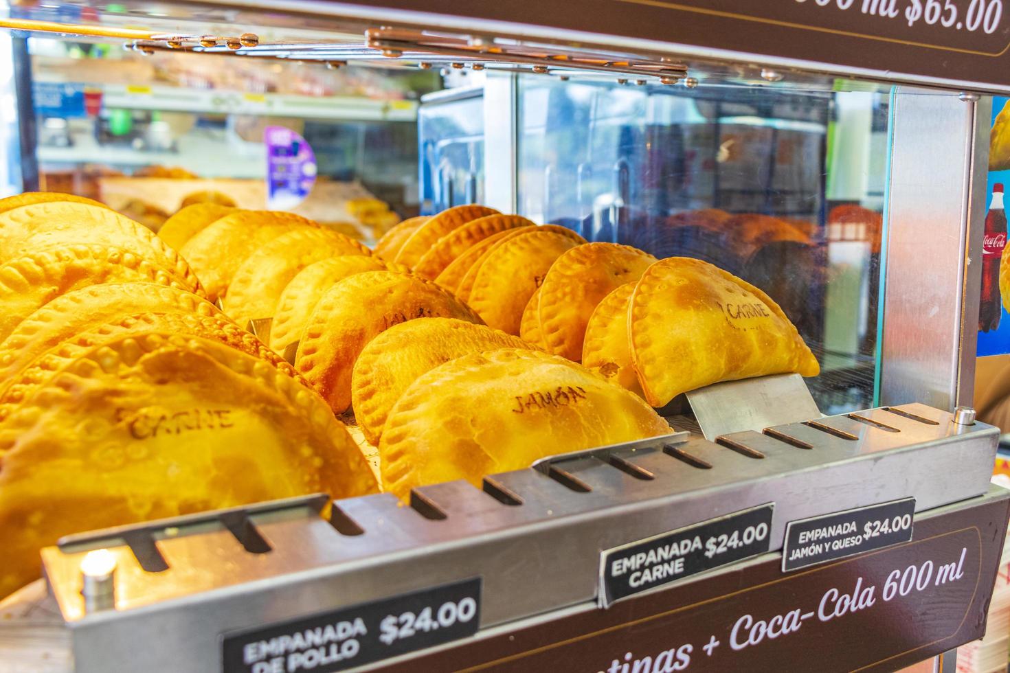 playa del carmen méxico 04 fevereiro 2022 empanadas argentinas com texto do posto de gasolina no méxico. foto