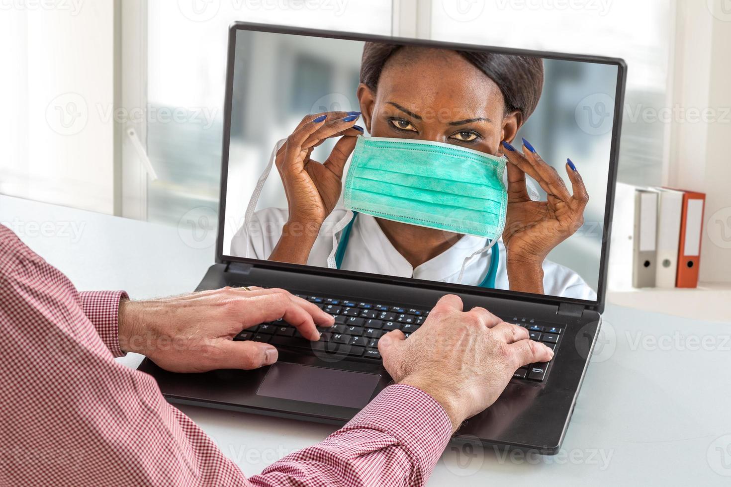 conceito protetor de virologia. close-up de homem sênior sentado em casa tendo consulta on-line com enfermeira sobre como usar máscara protetora foto