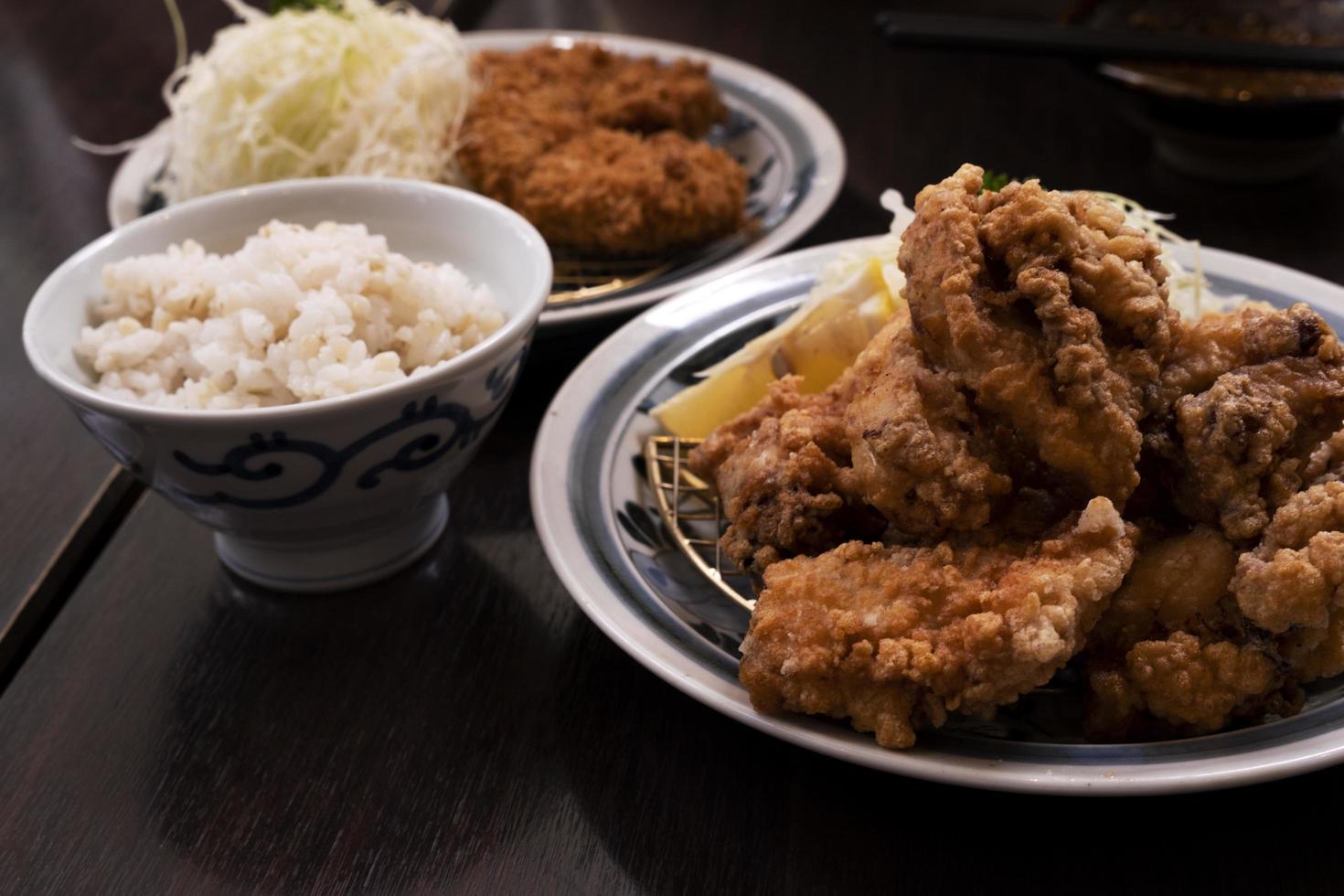 karaage de frango japonês com arroz foto