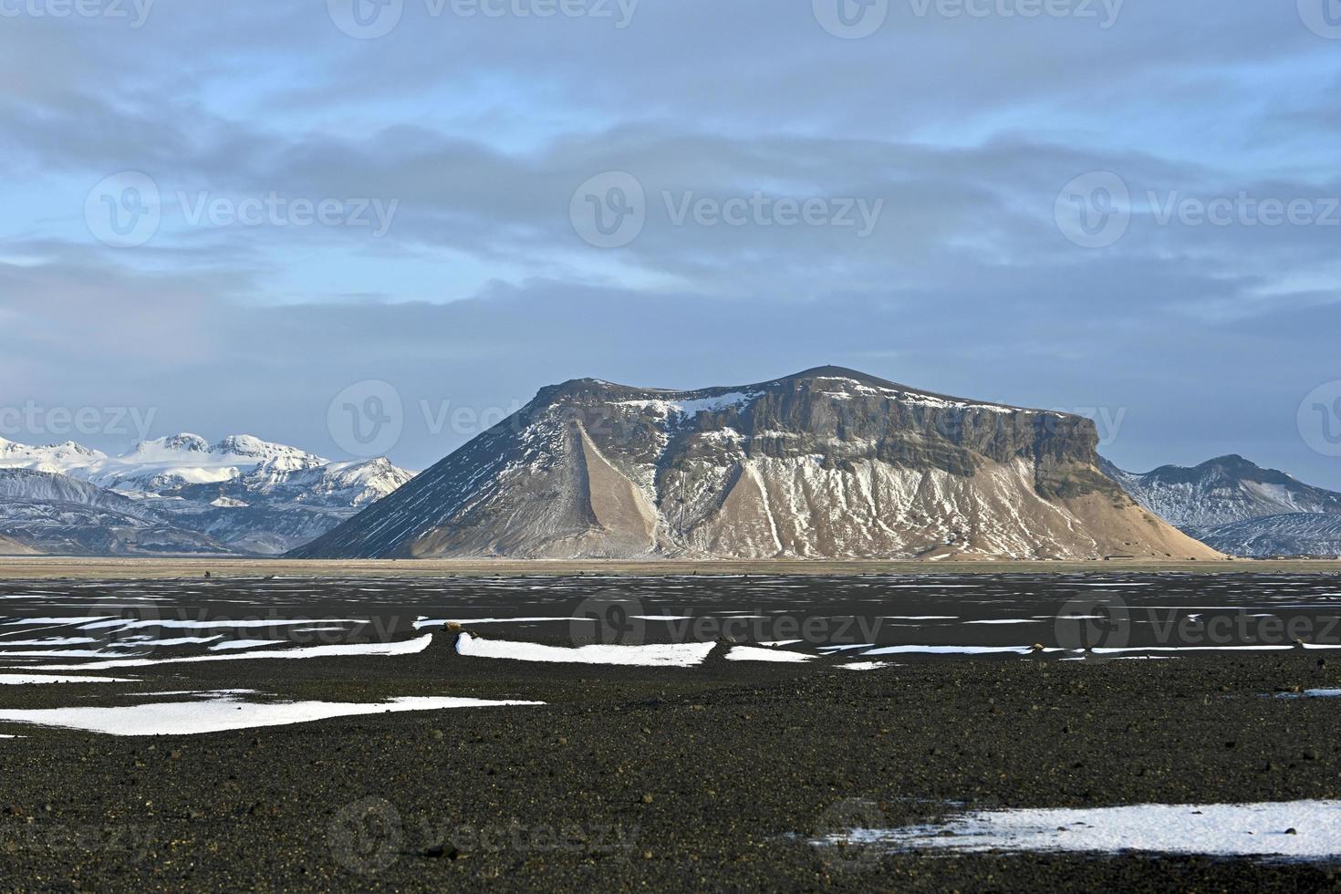 montanha perto da costa sudoeste da islândia foto