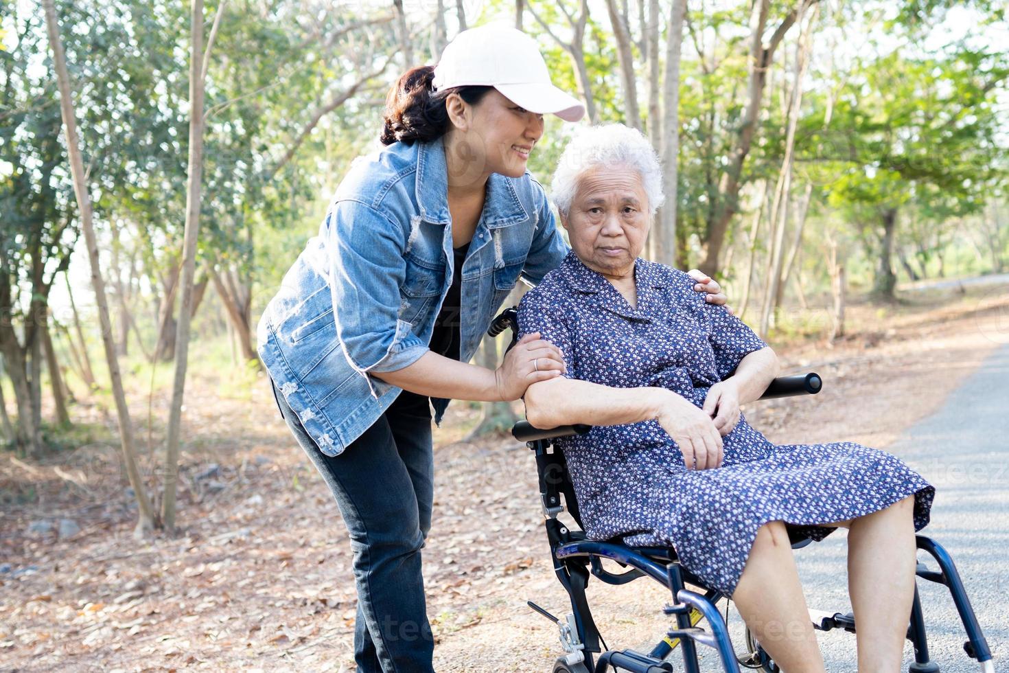 Mulher idosa idosa ou sênior asiática em cadeira de rodas no parque, conceito médico forte e saudável foto