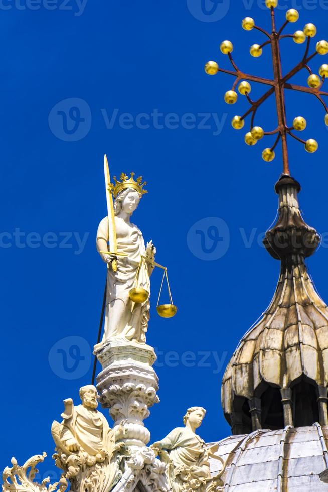 detalhes arquitetônicos da parte superior da fachada de san marco em veneza, itália foto