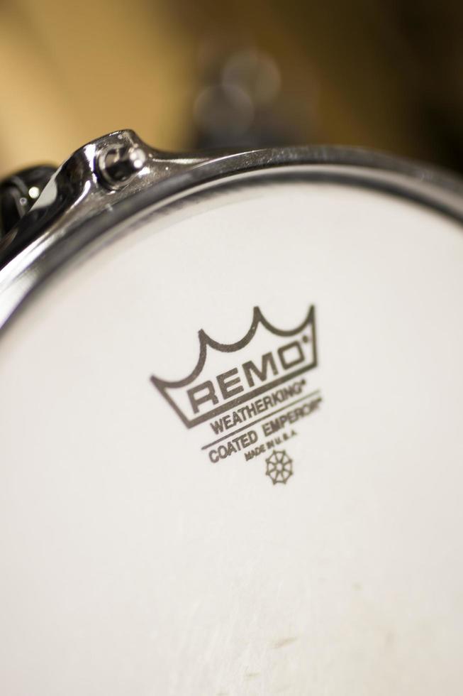 belgrado, sérvia, 2018 - detalhe do tambor de instrumentos remo. Remo Inc. é uma empresa americana de instrumentos de percussão, fundada em 1957. foto