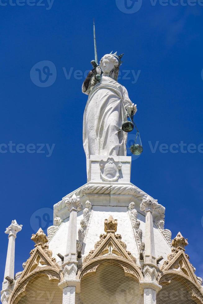 detalhes arquitetônicos da parte superior da fachada de san marco em veneza, itália foto