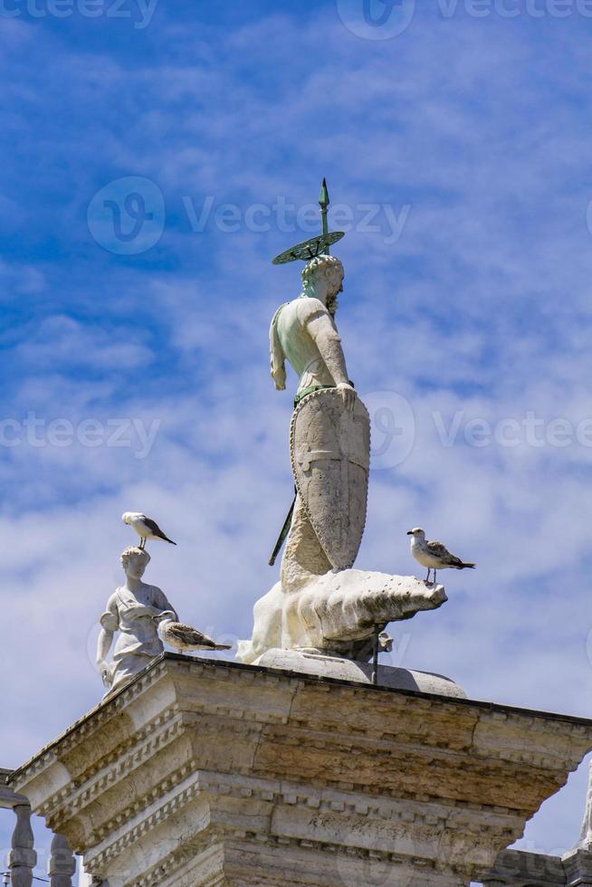 detalhes arquitetônicos da parte superior da fachada de san marco em veneza, itália foto