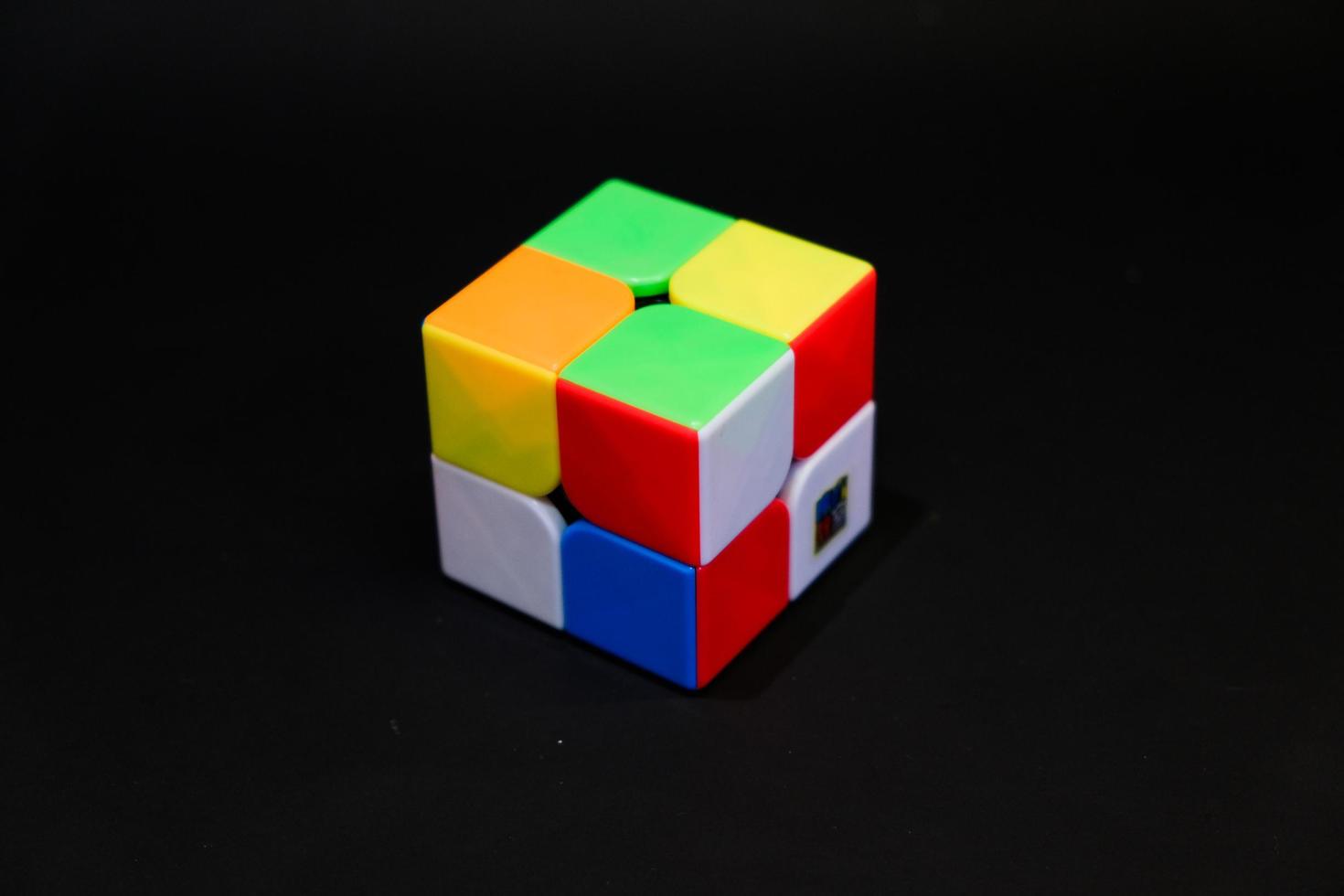 um rubik 2x2 cuja cor é aleatória foto