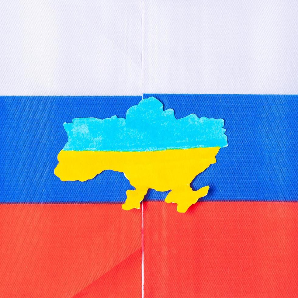 símbolo da fronteira da ucrânia com bandeira da rússia. rezar, sem guerra, parar a guerra e o desarmamento nuclear foto
