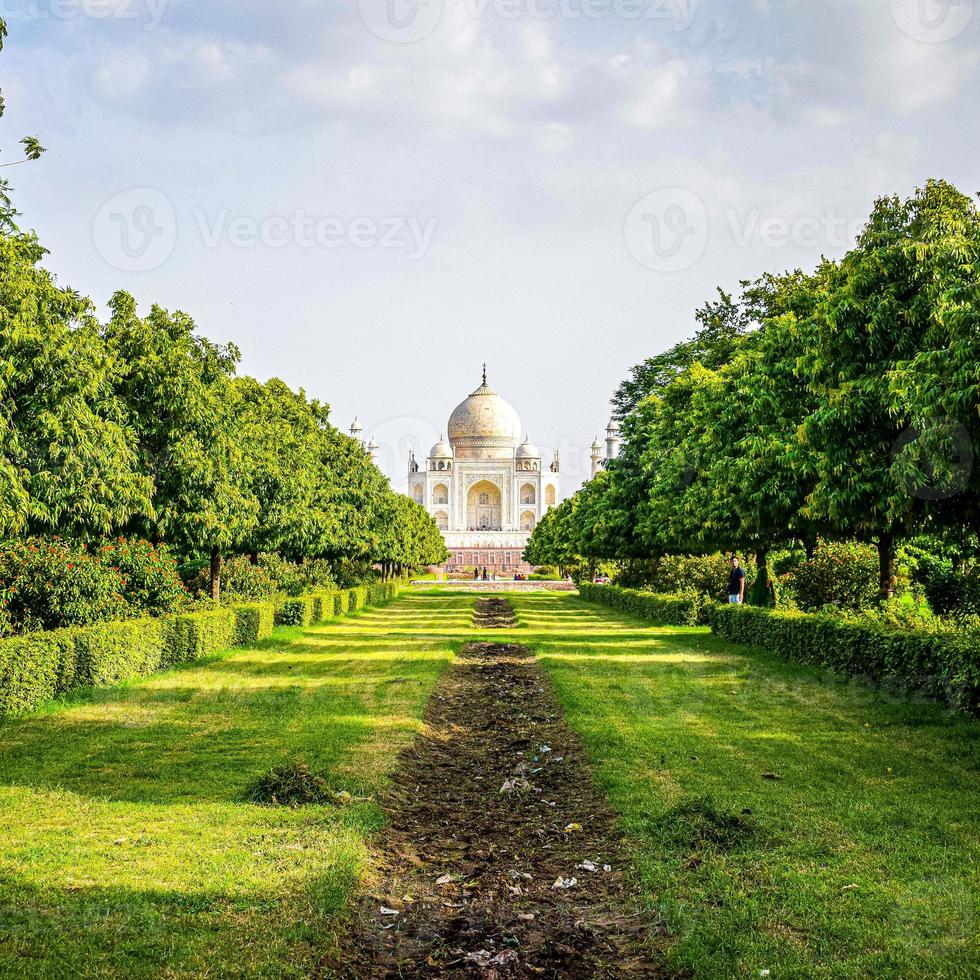 taj mahal uma das maravilhas do mundo vista do lado do jardim mehtab bagh, taj mahal, agra, uttar pradesh, índia, vista de dia ensolarado foto