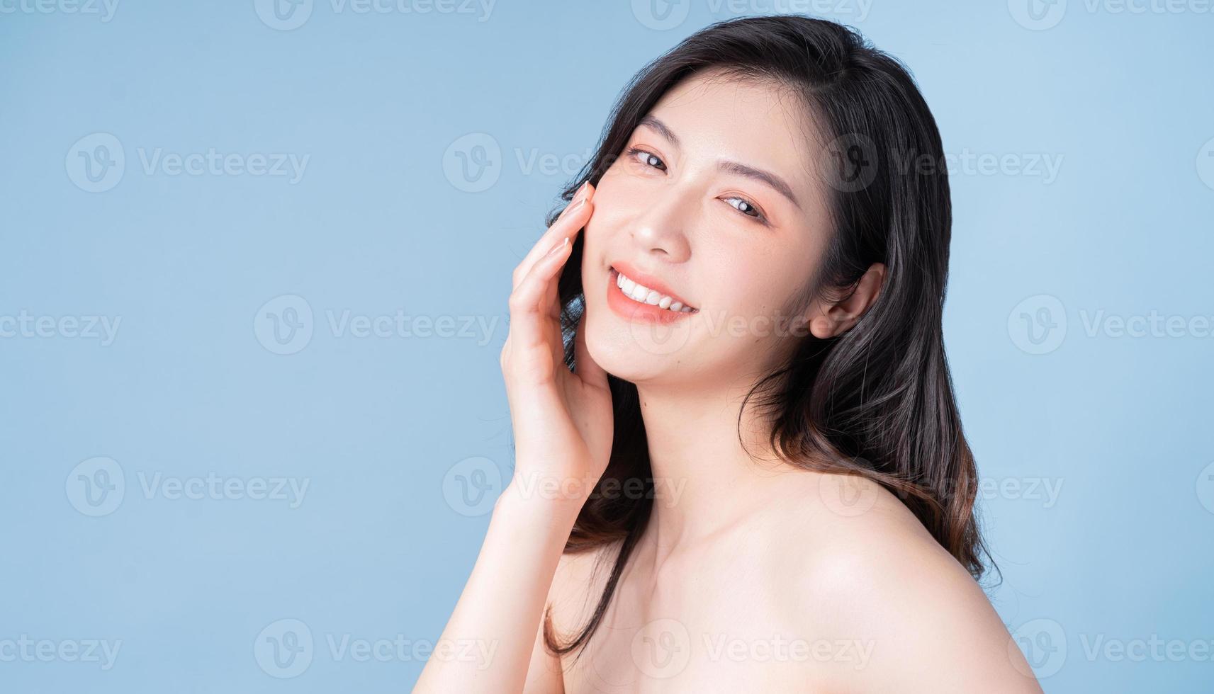 mulher asiática jovem e atraente com pele fresca. cuidados com o rosto, tratamento facial, pele da beleza da mulher isolada no fundo branco. cosmetologia, beleza da pele e conceito cosmético foto