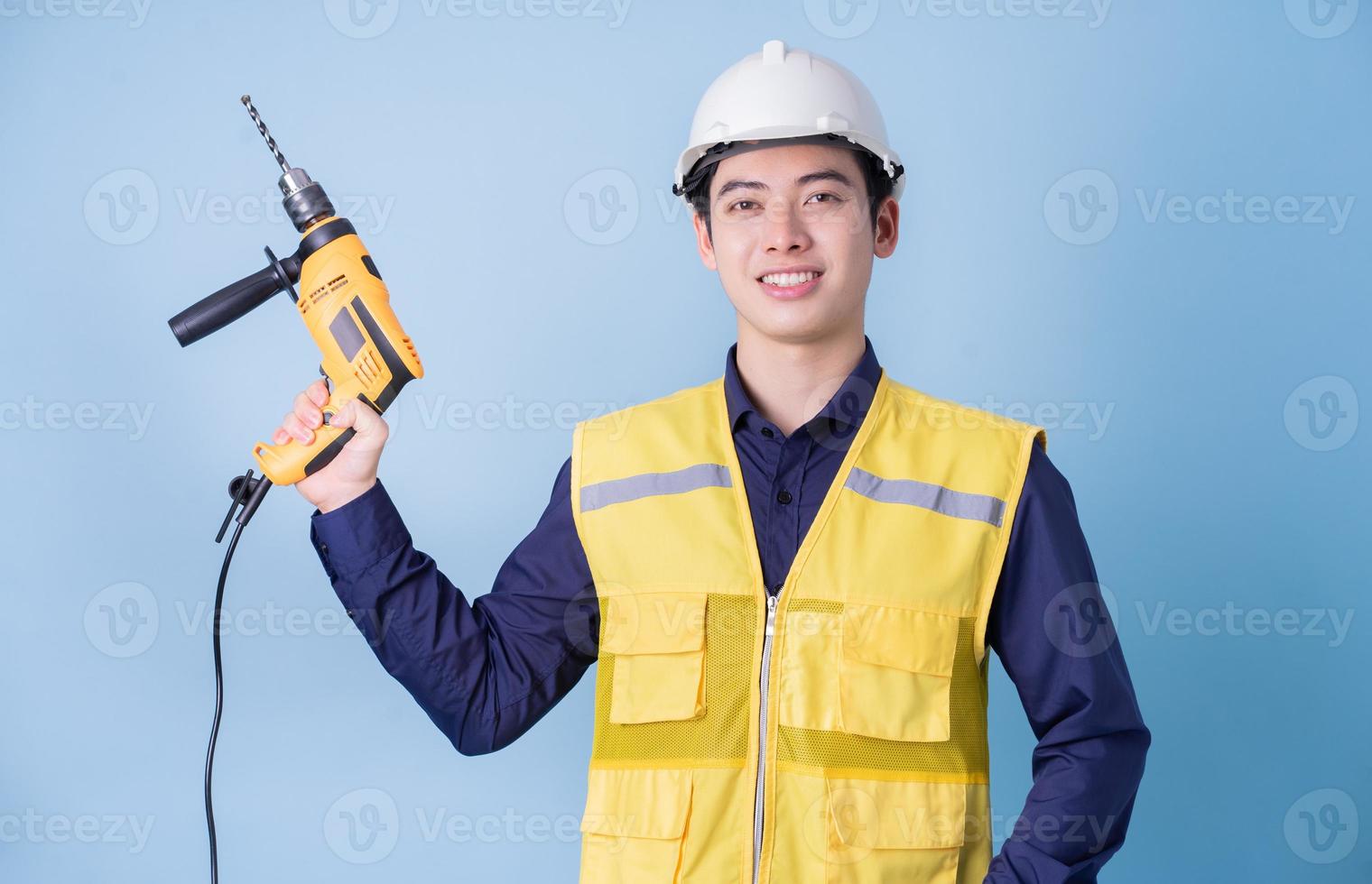 retrato de trabalhador da construção civil em fundo azul foto