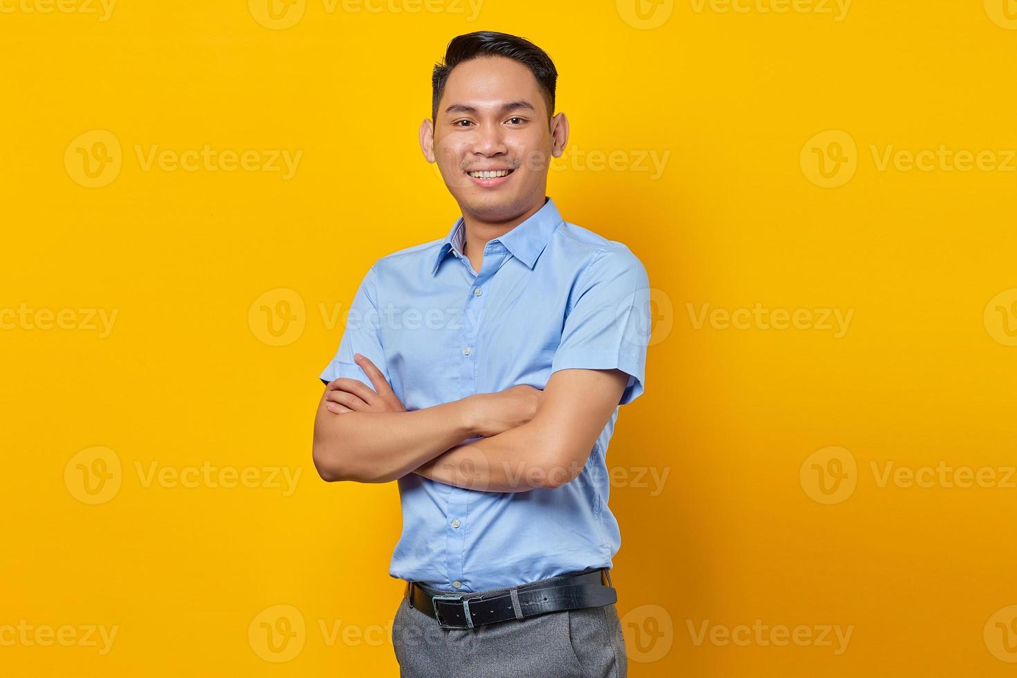 retrato de sorridente jovem asiático em copos juntos de mãos dadas e se sente otimista isolado em fundo amarelo. conceito de empresário e empresário foto