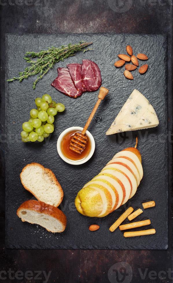 conjunto de aperitivos de vinho: queijo brie e uvas foto