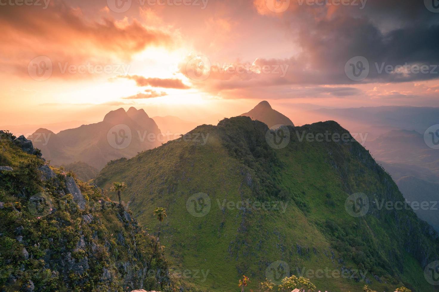 montanhas do nascer do sol foto