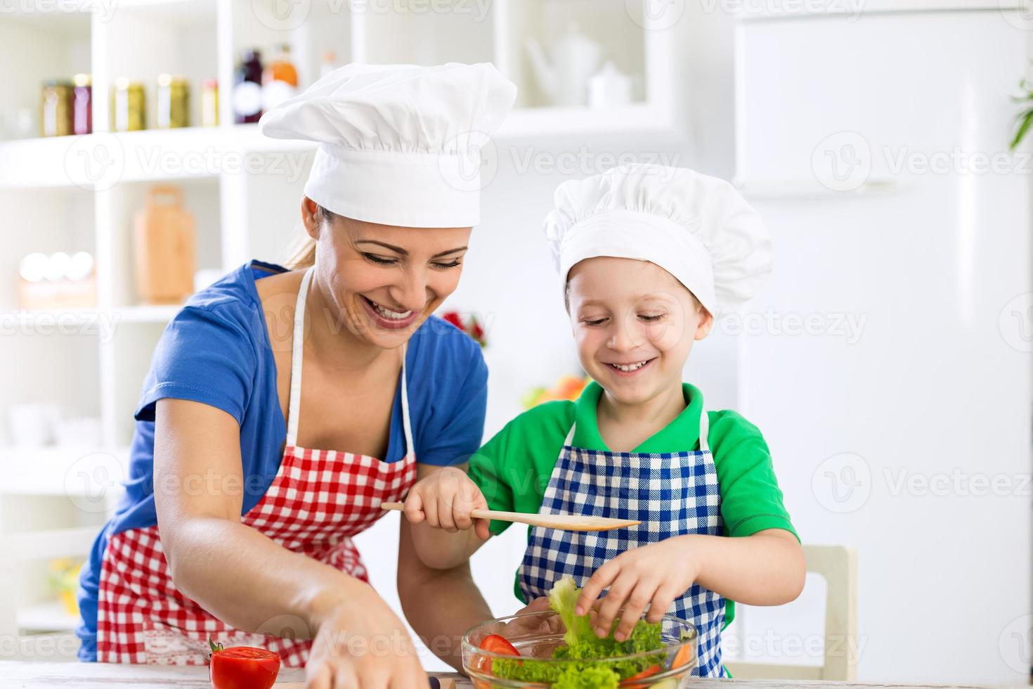 família sorridente feliz preparando comida saudável foto