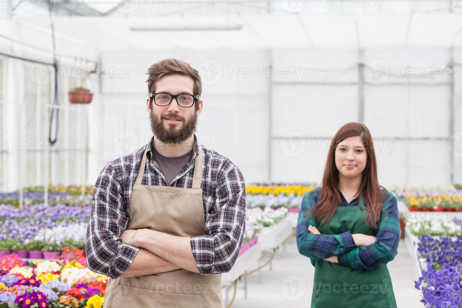 homens felizes e florista feminina trabalhando dentro de casa foto