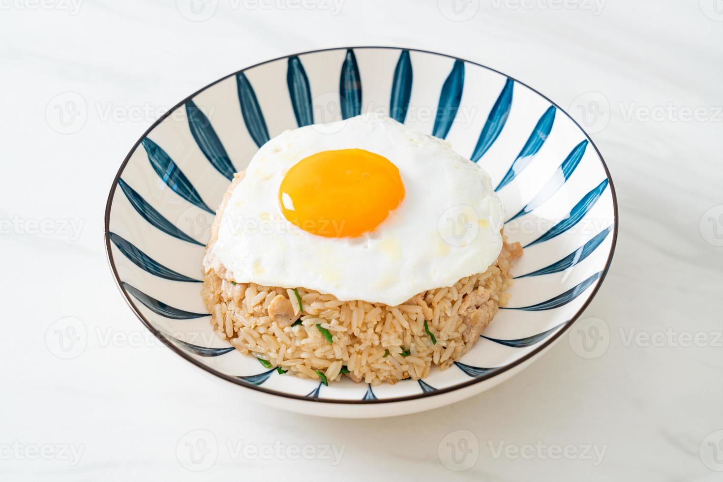 arroz frito com carne de porco e ovo frito em estilo japonês foto