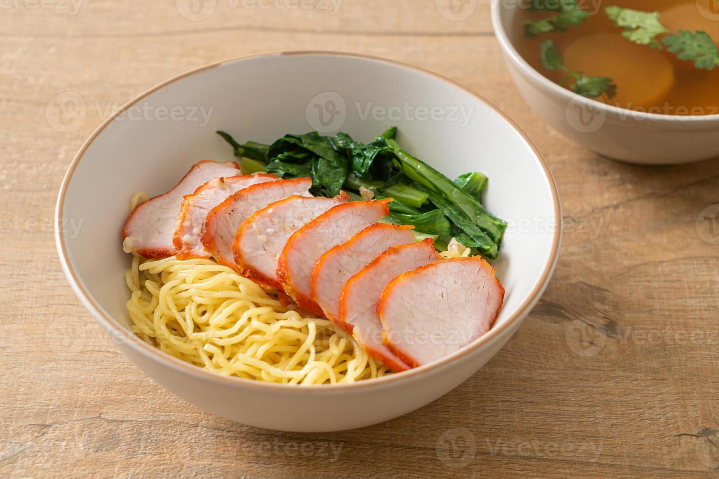 churrasco macarrão de porco vermelho com sopa foto