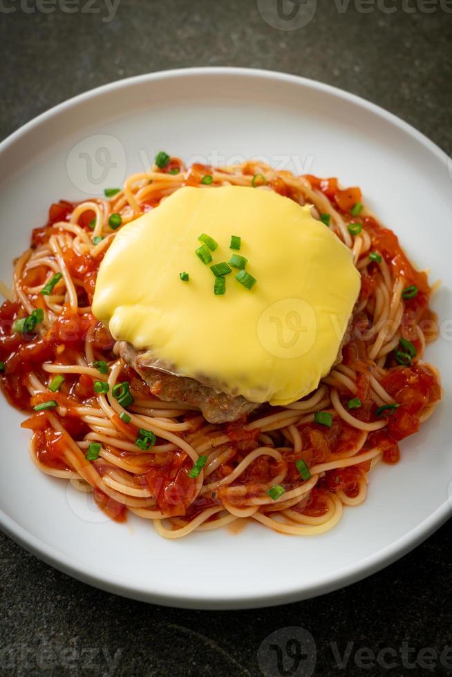molho de tomate espaguete com hamburguer e queijo foto