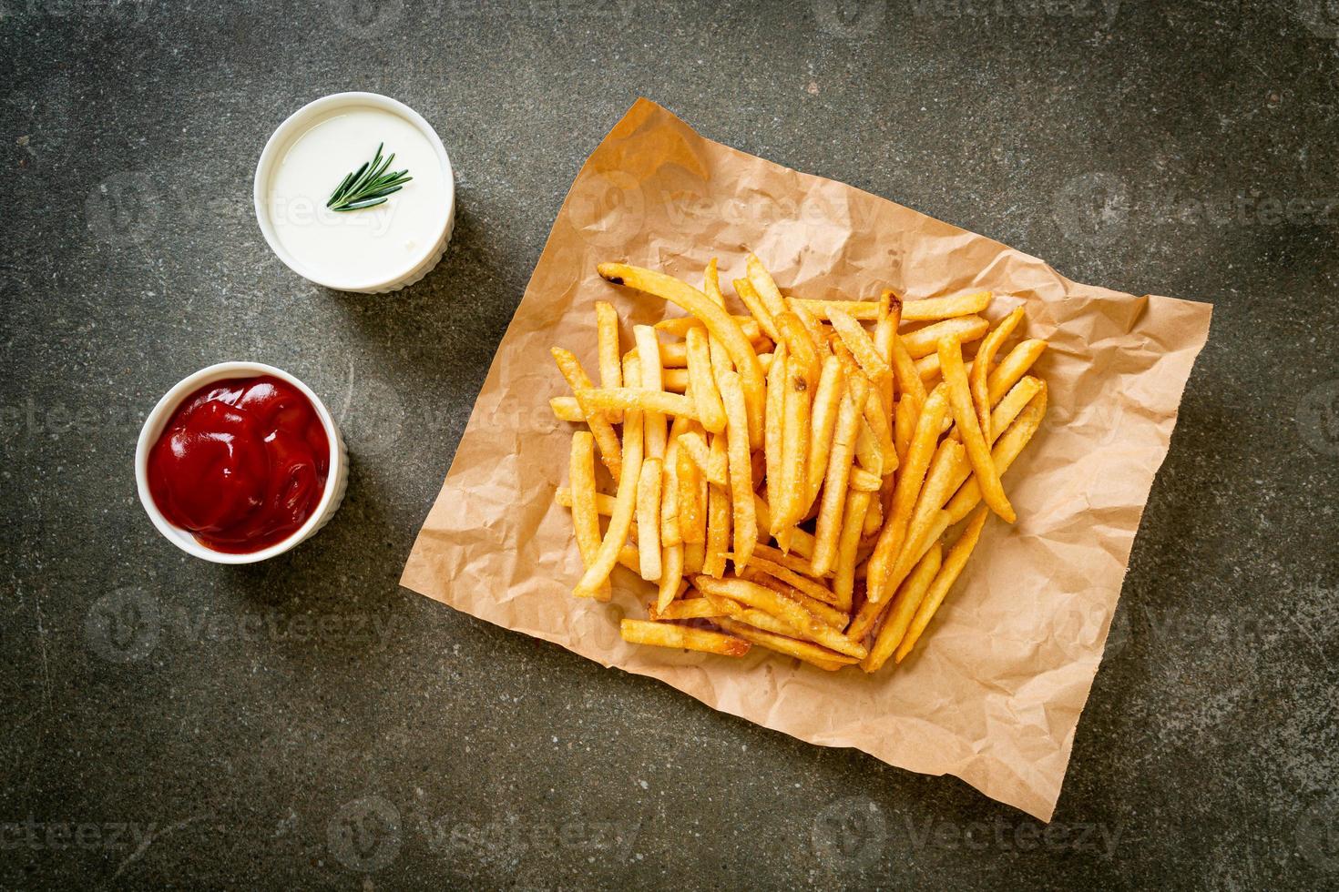 batatas fritas com creme de leite e ketchup foto