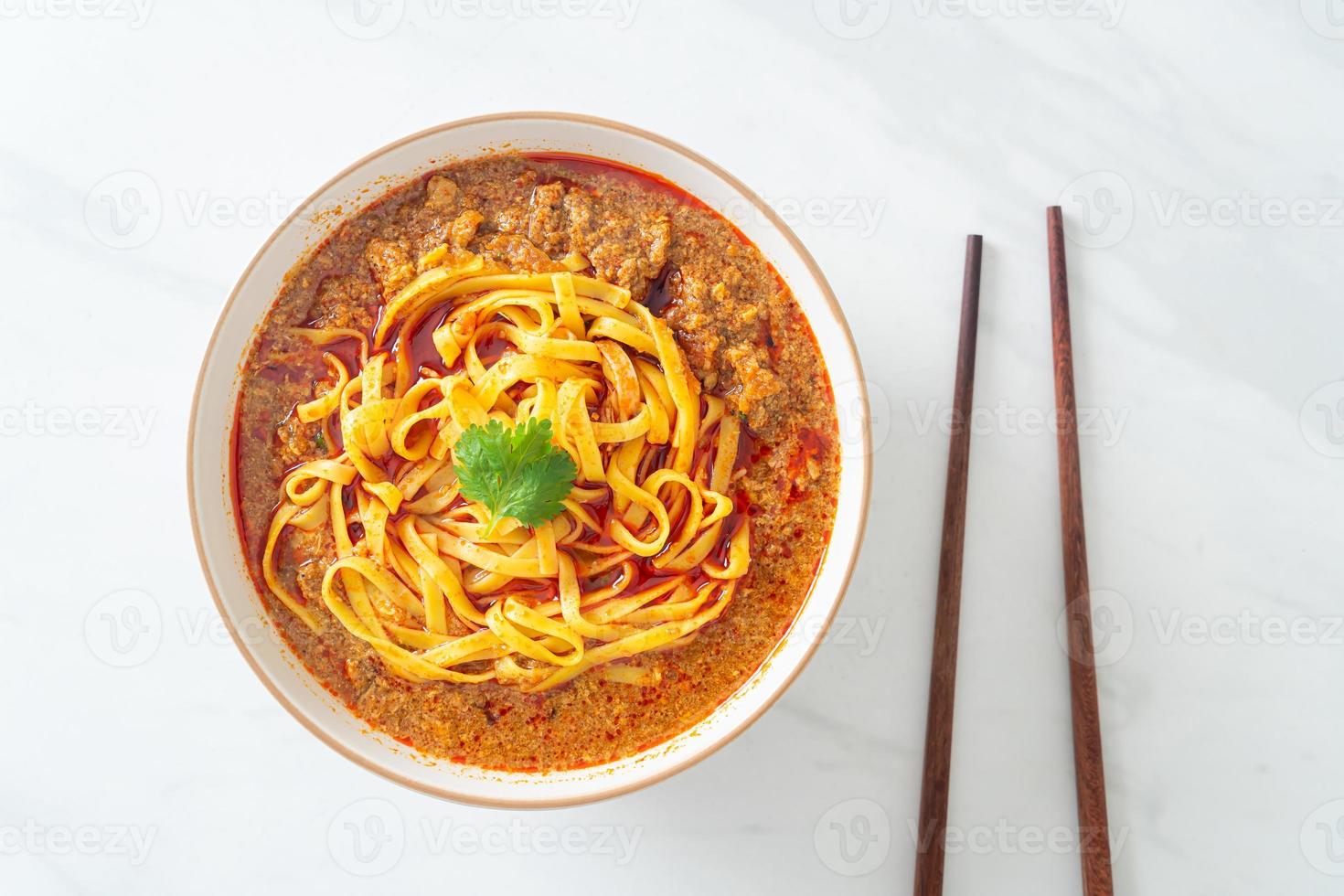 sopa picante de macarrão chinês yunnan ou kwa meng foto