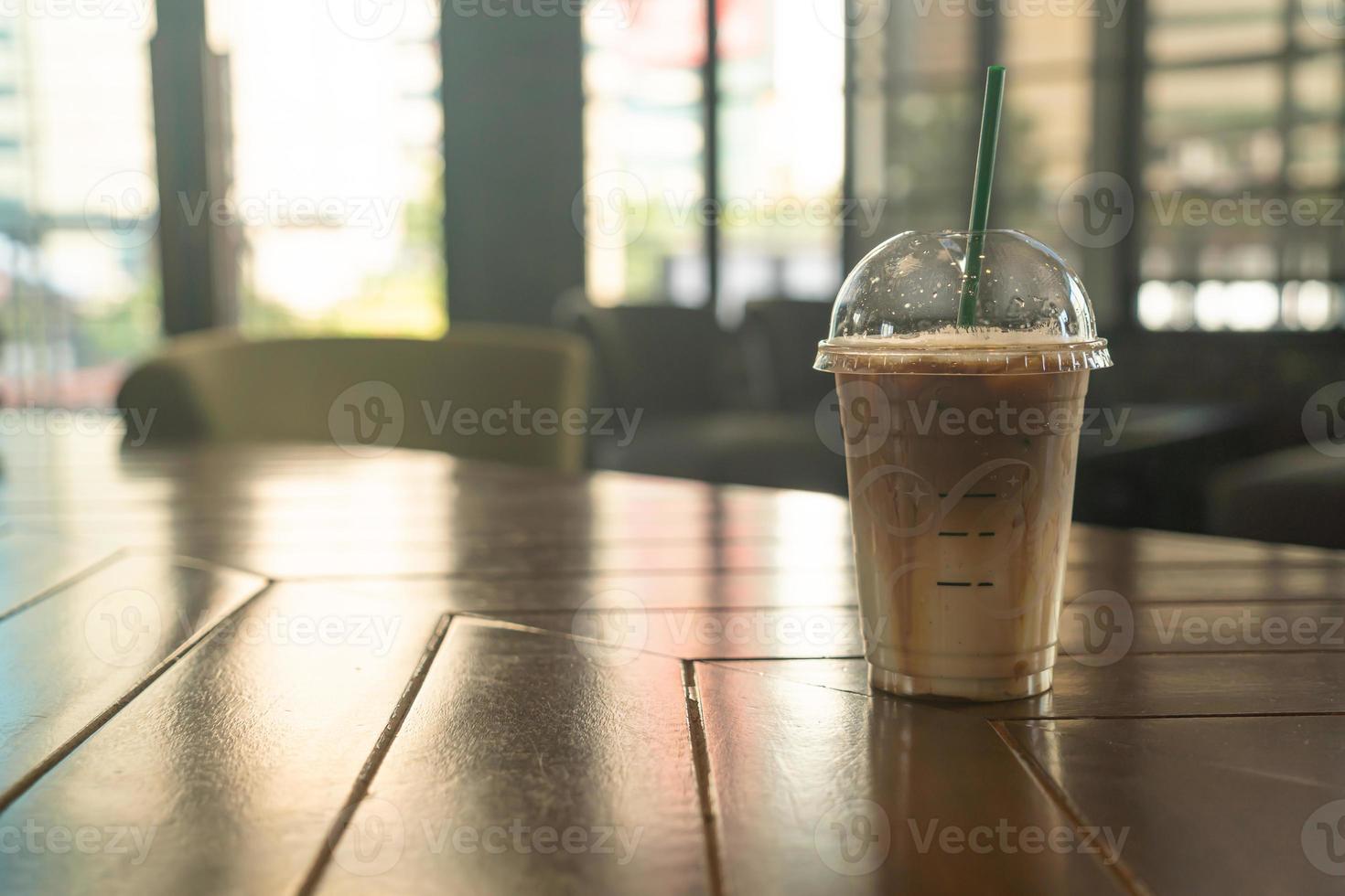 xícara de café caramelo macchiato em cafeteria foto