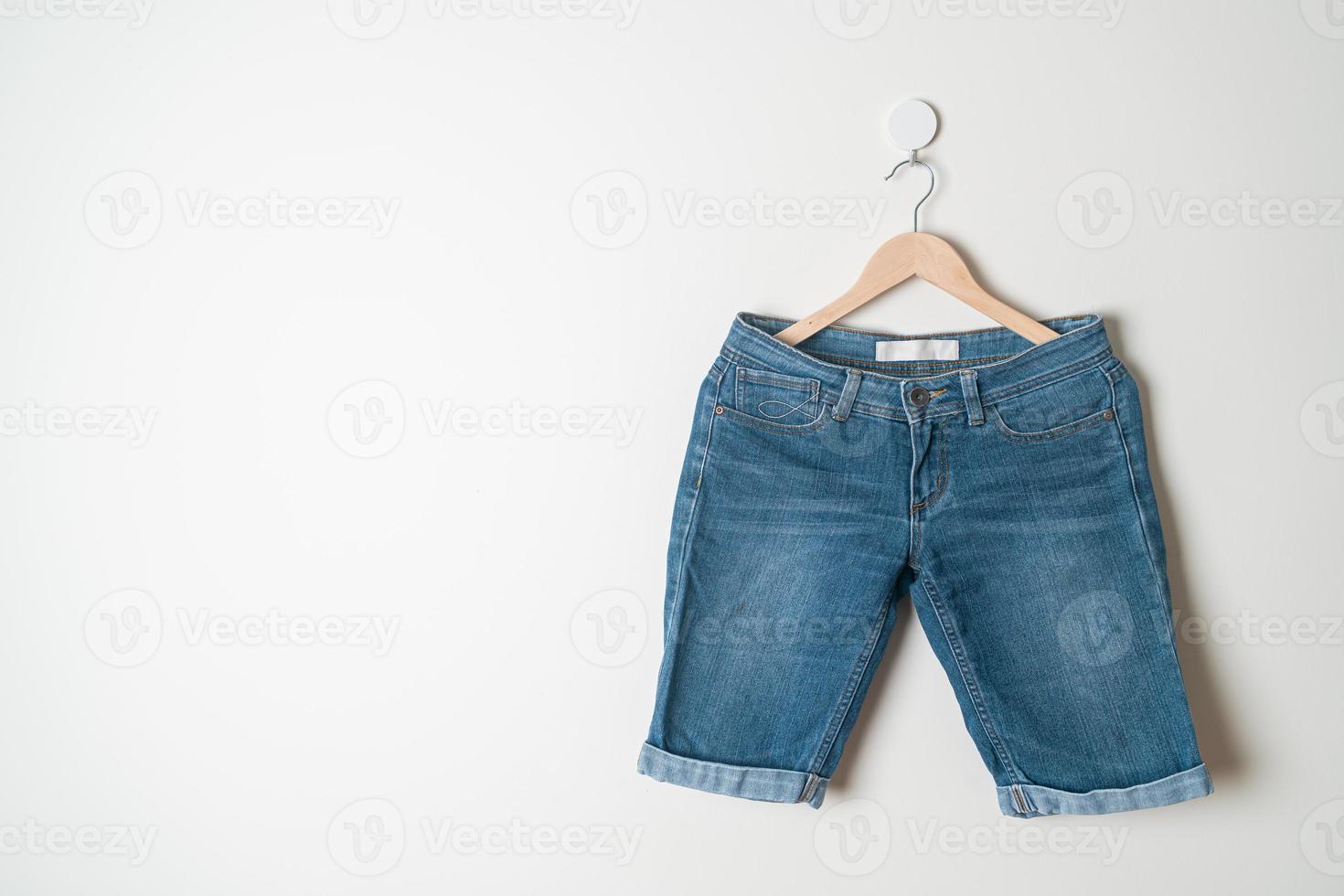 calça jeans pendurada no cabide foto