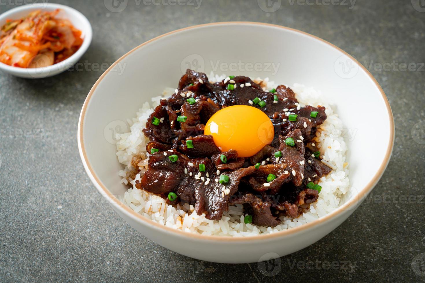arroz com carne de porco com sabor de soja ou donburi de porco japonês foto