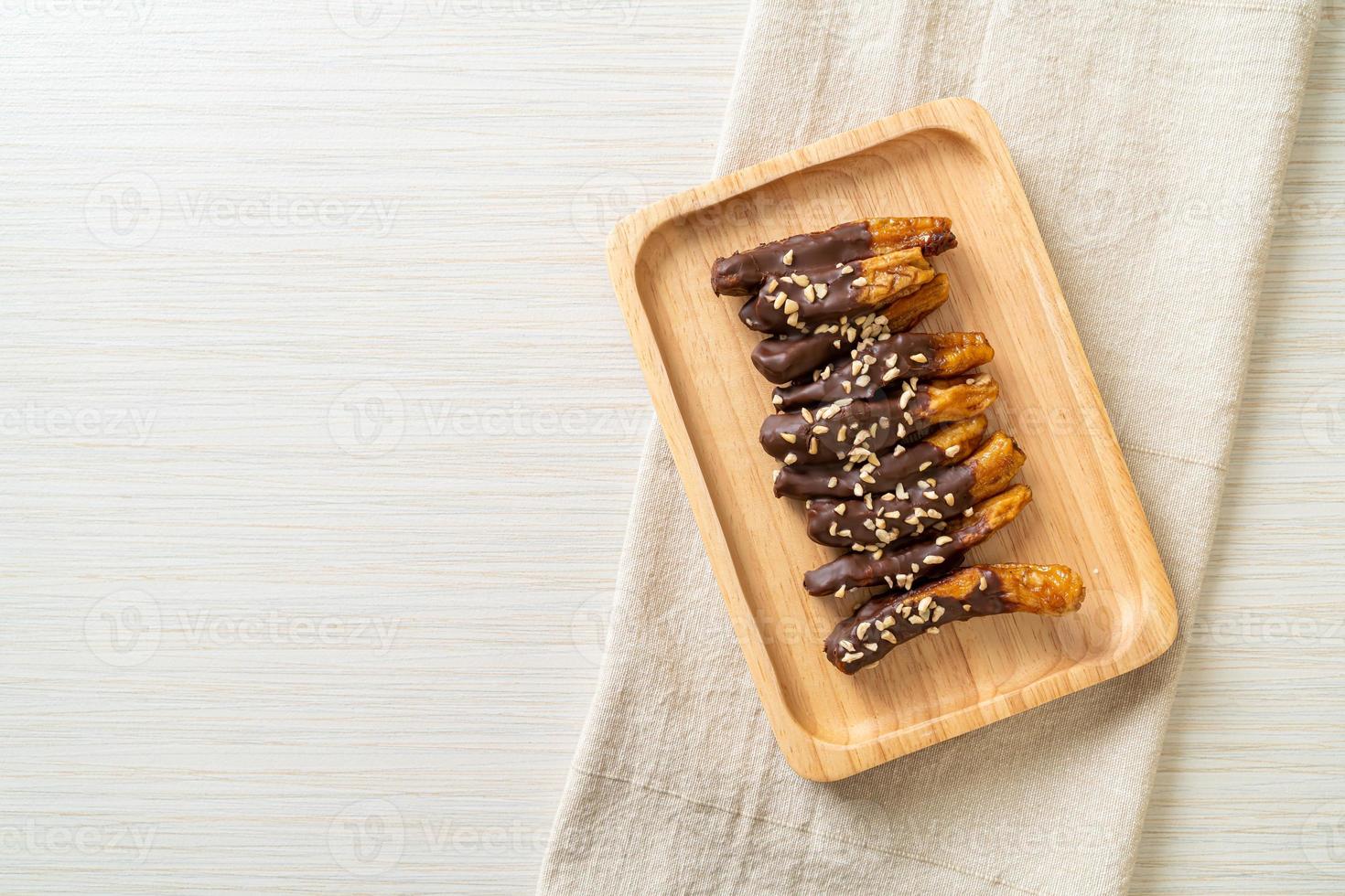 cobertura de banana de chocolate ou chocolate mergulhado em banana foto