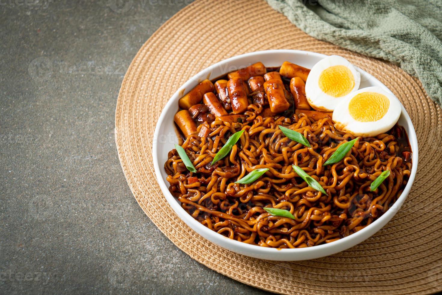 jjajang rabokki - macarrão instantâneo coreano ou ramyeon com bolo de arroz coreano ou tteokbokki e ovo em molho de feijão preto foto