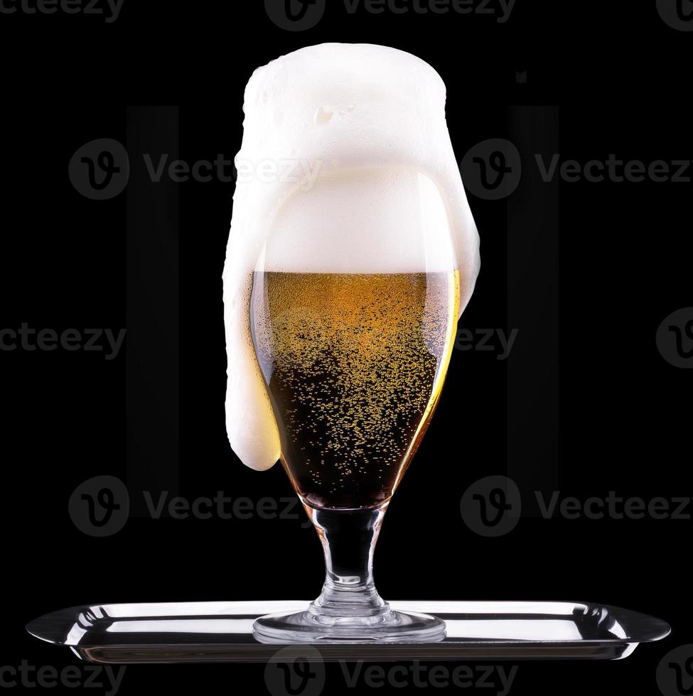copo gelado de cerveja light em fundo preto foto