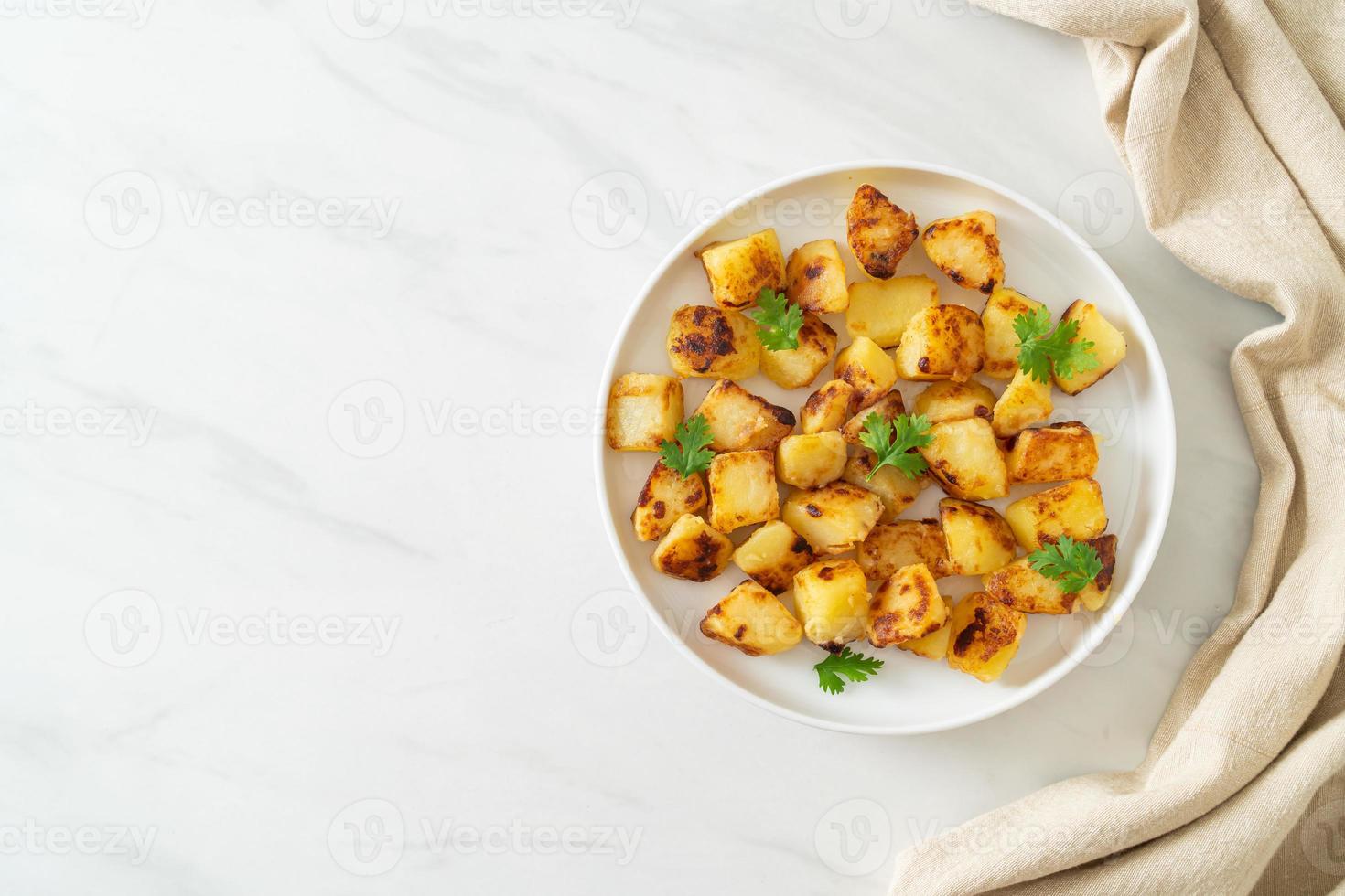 batatas assadas ou grelhadas no prato foto