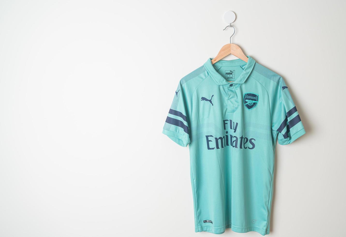 bangkok, tailândia - 18 de janeiro de 2022 - camisa retrô arsenal terceira camisa temporada 2018-2019 foto