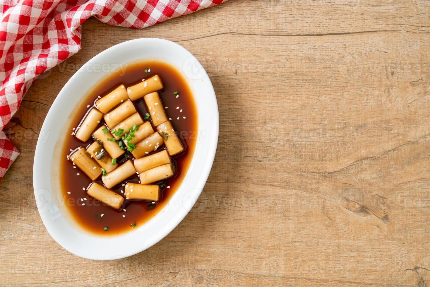 picante jjajang tteokbokki ou bolo de arroz coreano em molho picante de feijão preto foto