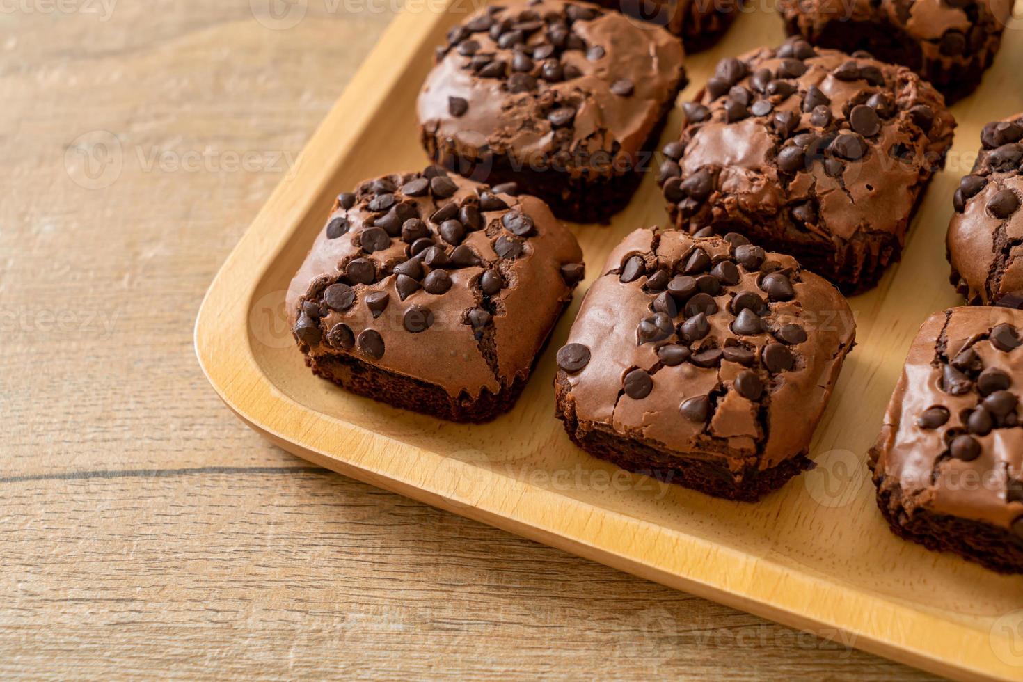 brownies de chocolate amargo com gotas de chocolate foto