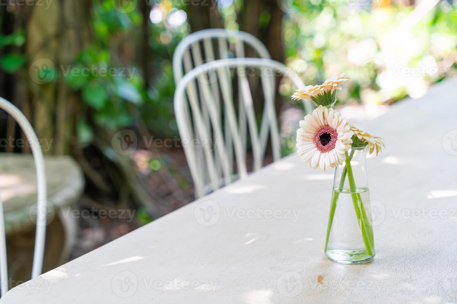 linda flor em vaso decorado na mesa foto