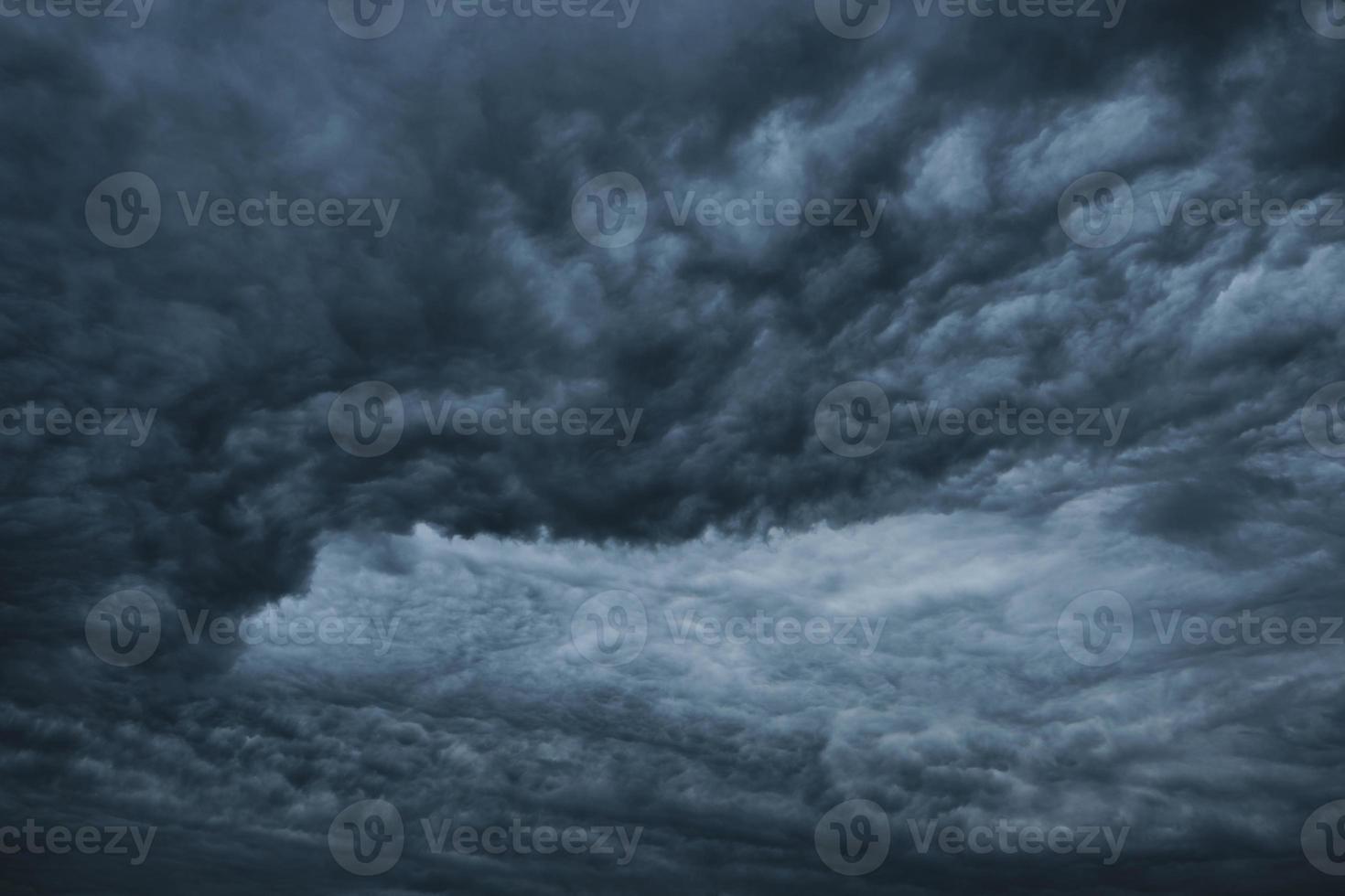 nuvens dramáticas escuras antes de uma tempestade, furacão, fundo do céu tornado.abstract. foto
