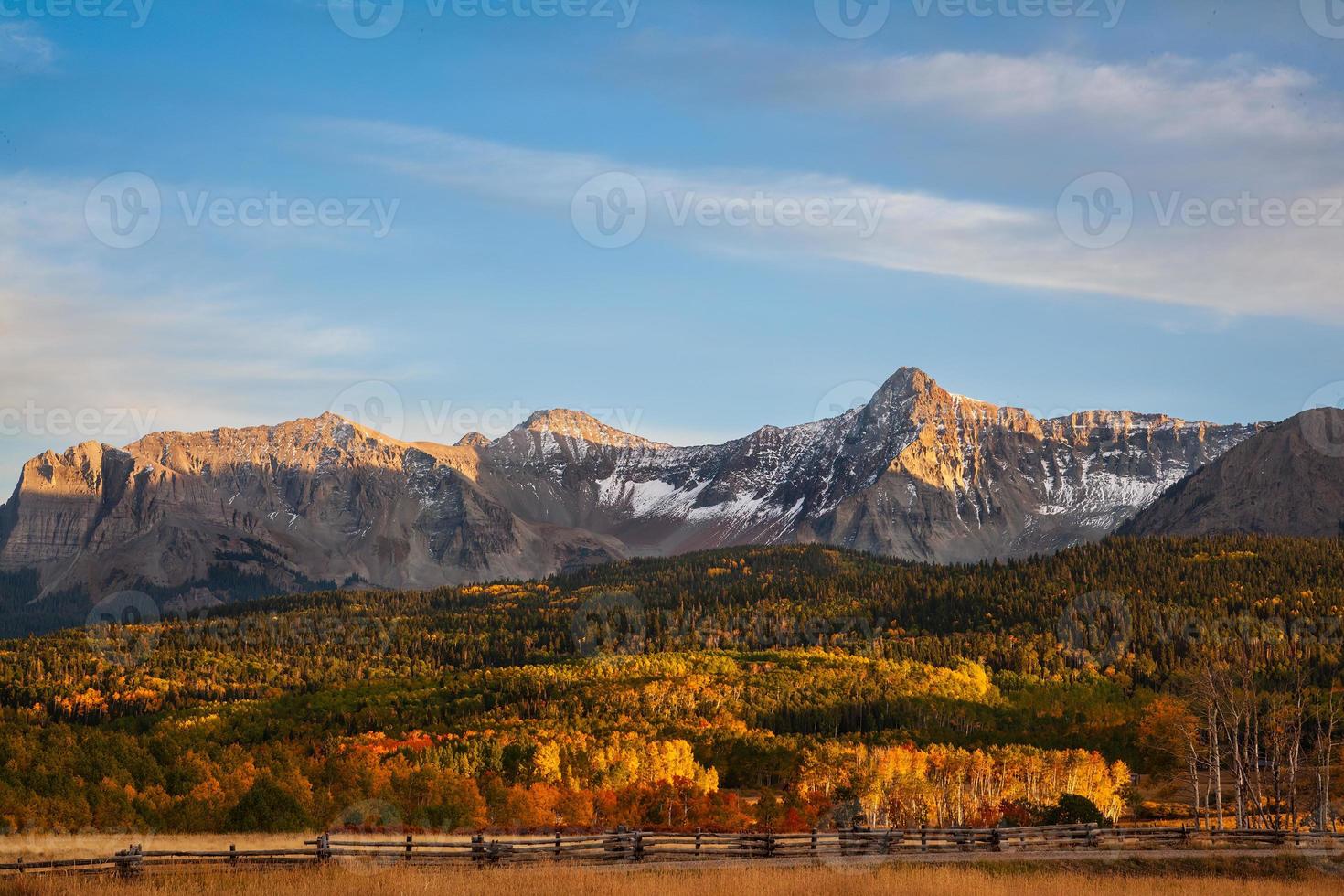 cenário de outono do colorado - as montanhas de san juan perto da estrada do dólar passado foto