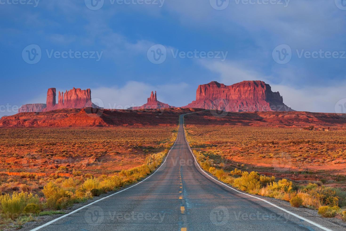 viagens e turismo - cenas do oeste dos estados unidos. formações rochosas vermelhas do vale do monumento ao nascer do sol ao longo da estrada 163 foto