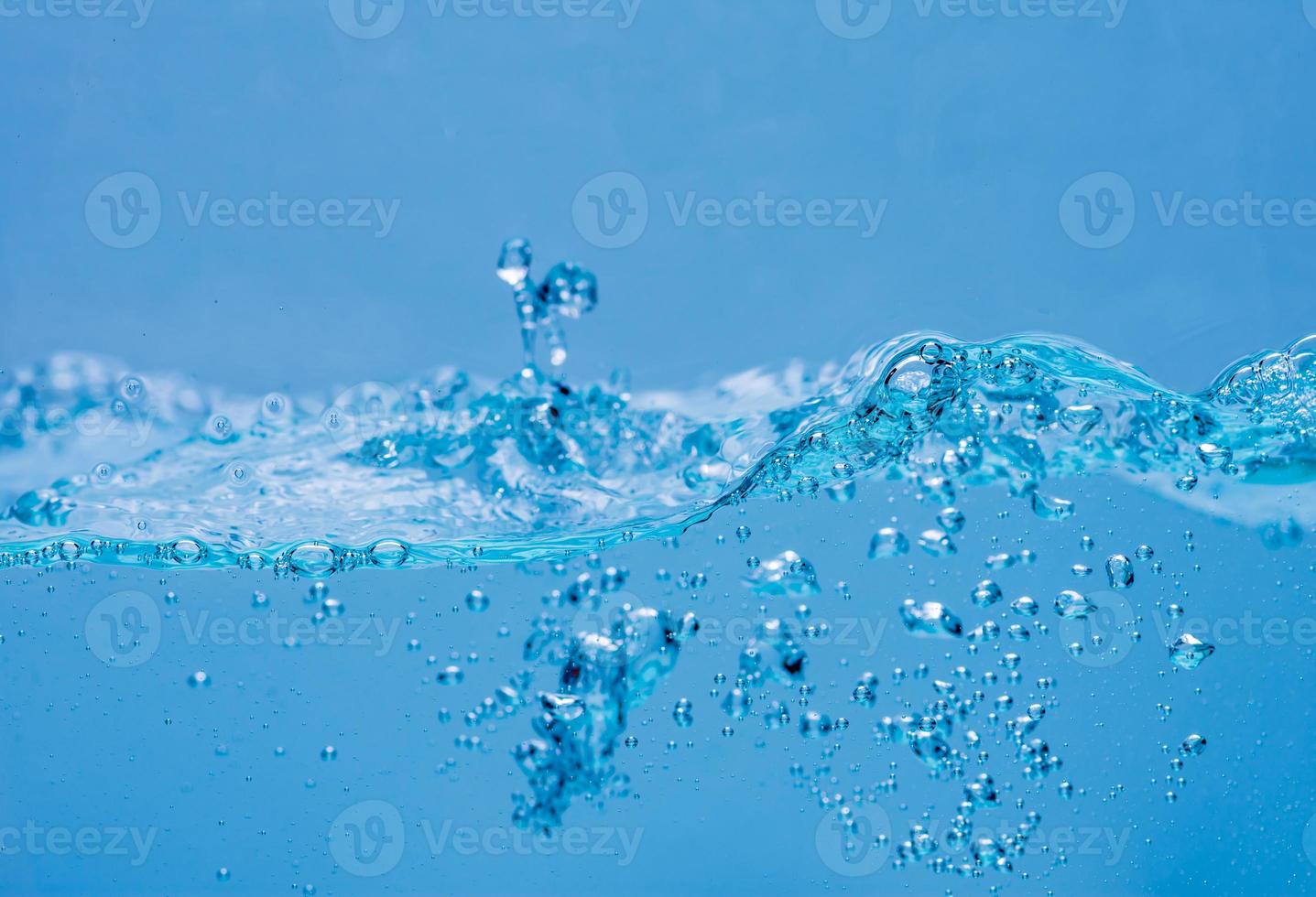bolhas de água e ar sobre fundo branco, com espaço para texto foto