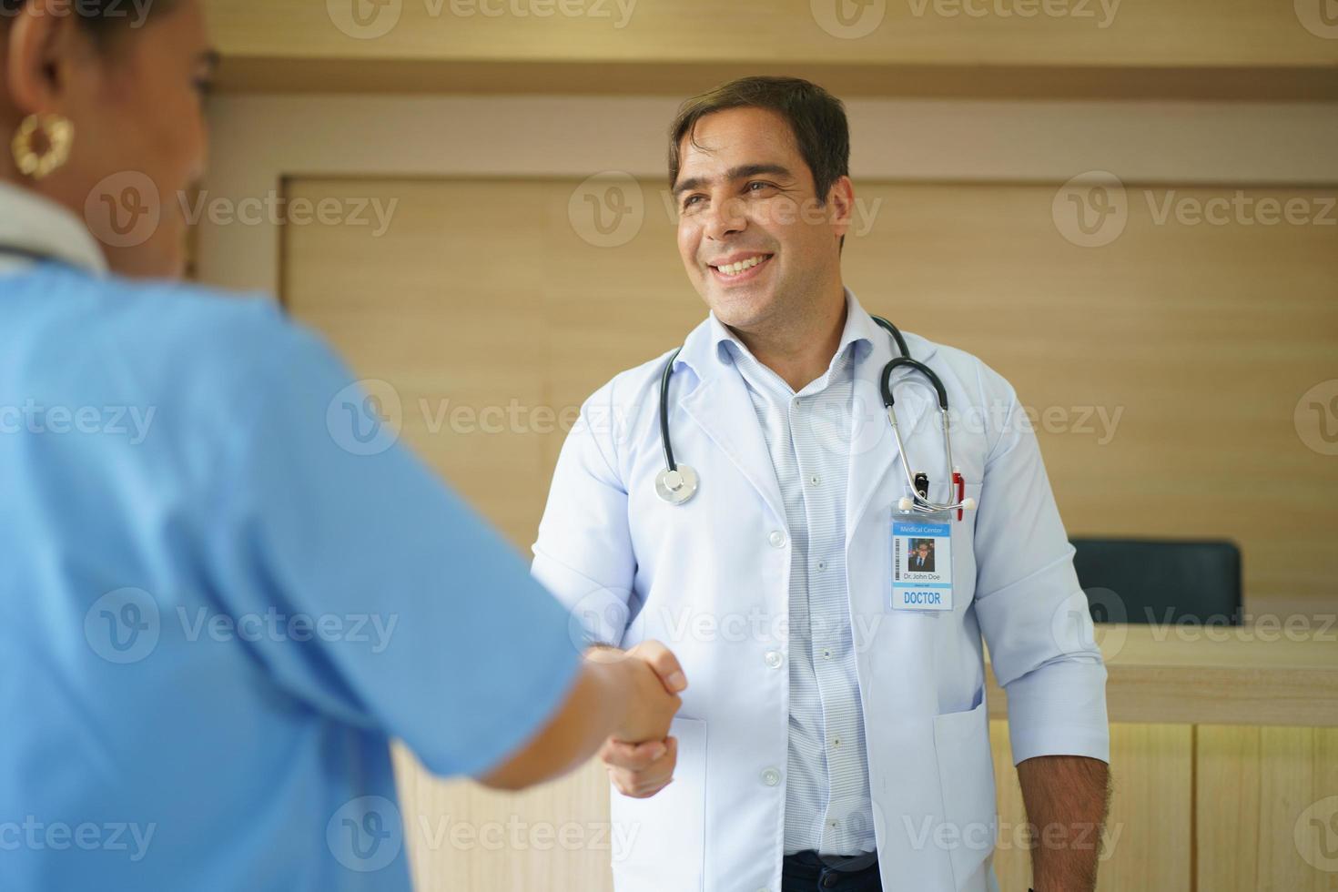 equipe médica internacional. equipe médica hospitalar. reunião de médicos e enfermeiros asiáticos e caucasianos de raça mista. clínica e estetoscópio. foto