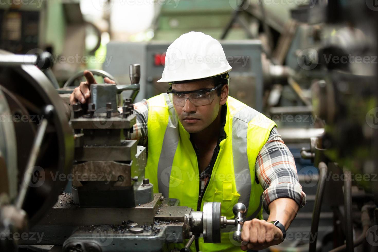 o capataz ou o trabalhador trabalham no local da fábrica verificam a máquina ou os produtos no local. engenheiro ou técnico verificando material ou máquina na planta. industriais e fabris. foto