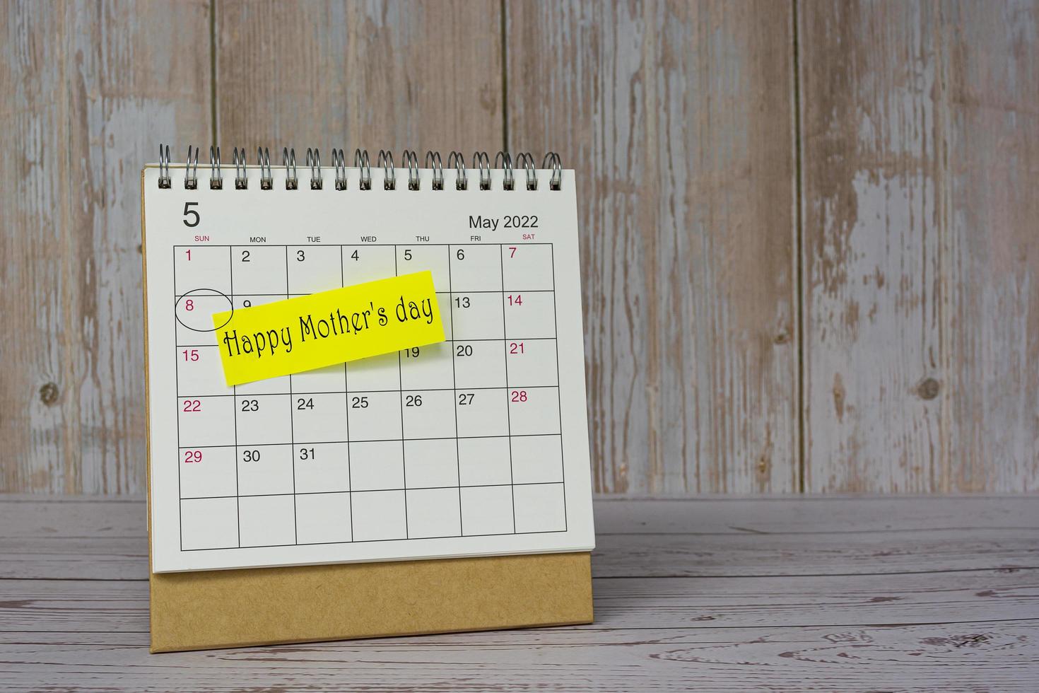 feliz dia das mães escrito na nota de pau no calendário branco de maio de 2022. foto