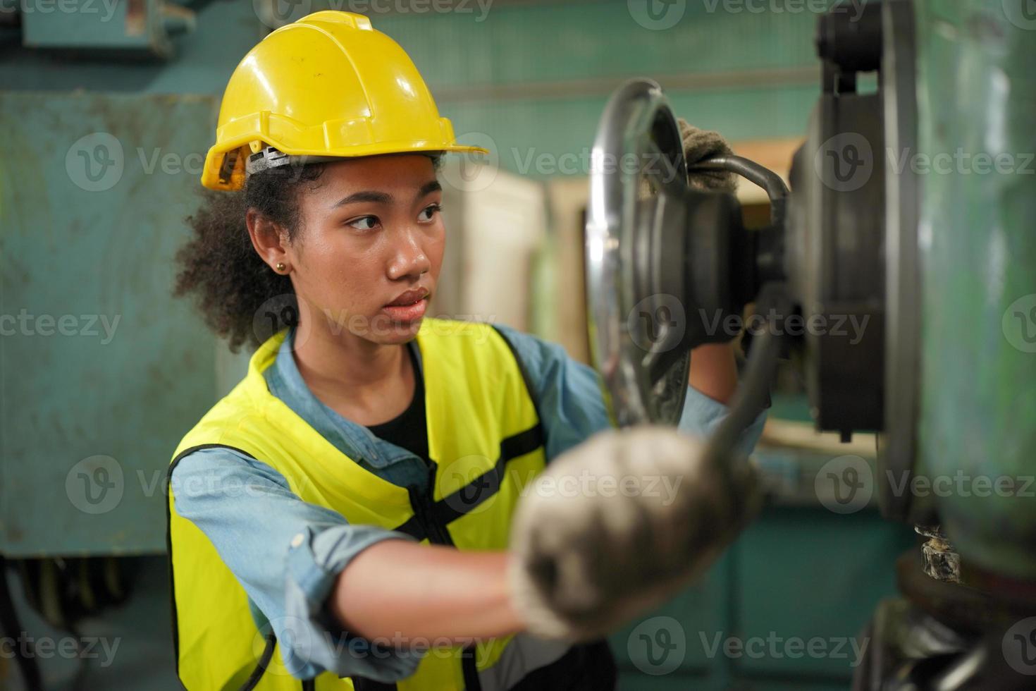 engenheiras de manutenção femininas estão trabalhando em frente ao reparo automatizado de máquinas cnc em uma lista de verificação de manutenção na linha de produção. foto