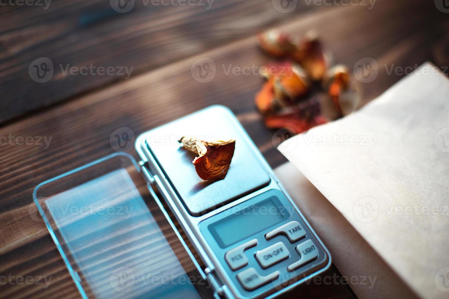 pedaços secos de cogumelo agárico na mesa com escamas. medição de microdose, micrograma de substância narcótica psicodélica e terapêutica em amanita muscaria venenosa. microdosagem, psicotrópico foto