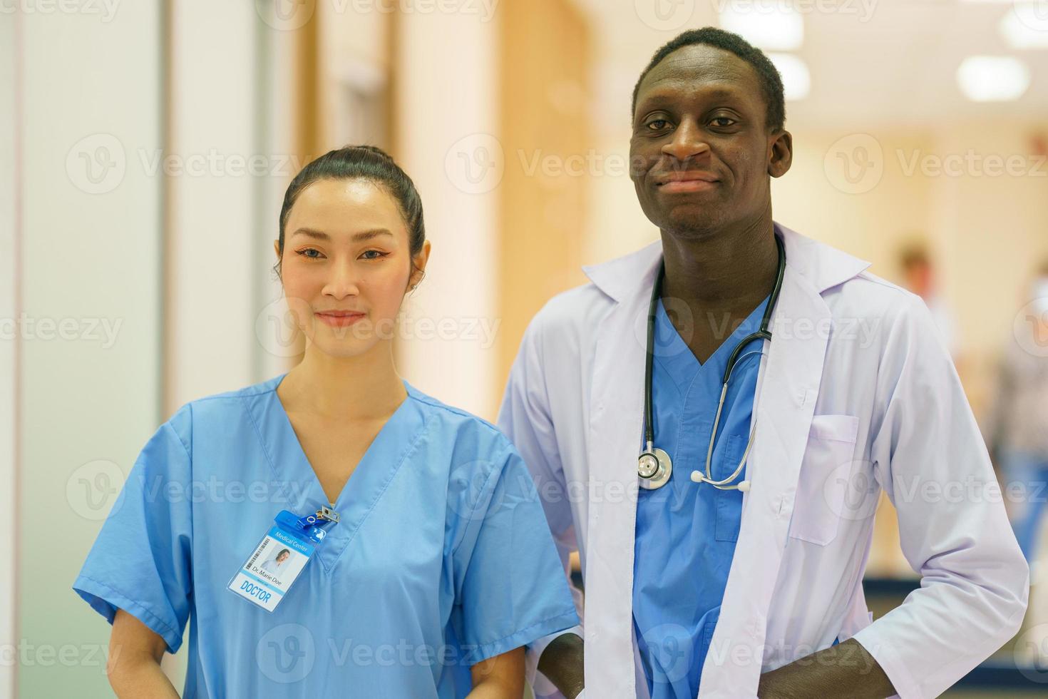 equipe de enfermeira e médico pronta para o dia de trabalho foto