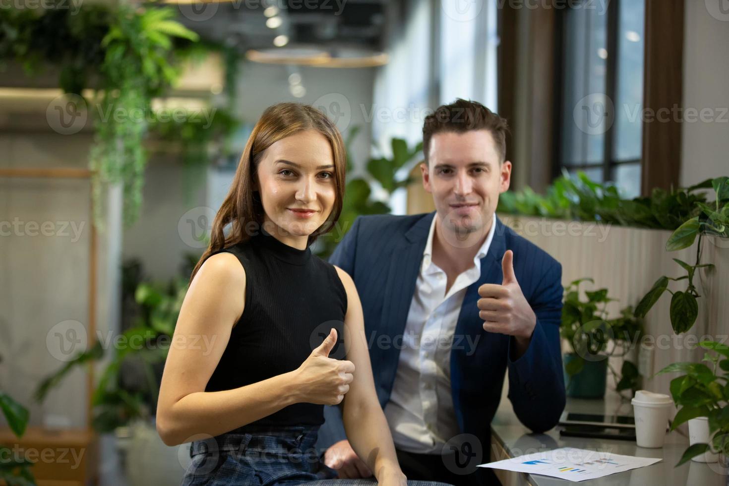 dois empresários discutindo e colaborando no escritório ou empresários multiétnicos em reunião. foto