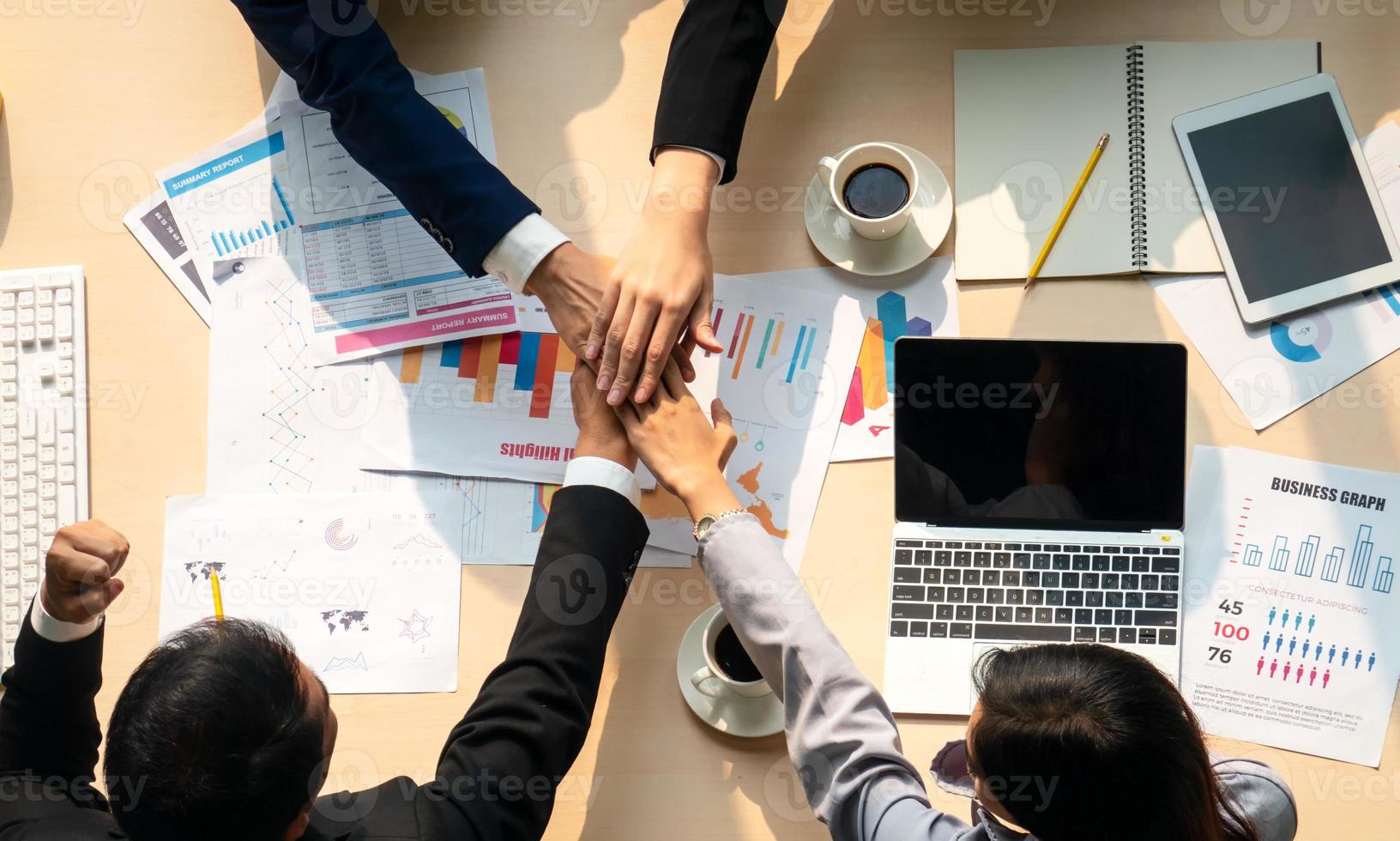 vista superior em um grupo de empresário e empresária tendo uma reunião e assumindo um compromisso comercial. foto